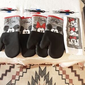 The Disney Mickey & Minnie Oversized Heat Resistant Oven Mitts (B-7)